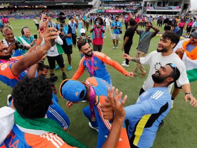 Team India Returns: दिल्ली एयरपोर्ट पर टी20 वर्ल्ड कप ट्रॉफी संग कुछ इस अंदाज में नजर आई टीम इंडिया, देखें तस्वीरें