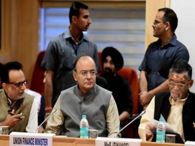 वित्त मंत्री <a href='https://www.lokmatnews.in/topics/arun-jaitley/'>अरुण जेटली</a> जीएसटी काउंसिल की एक बैठक में। (फाइल फोटो) वित्त मंत्री <a href='https://www.lokmatnews.in/topics/arun-jaitley/'>अरुण जेटली</a> जीएसटी काउंसिल की एक बैठक में। (फाइल फोटो)