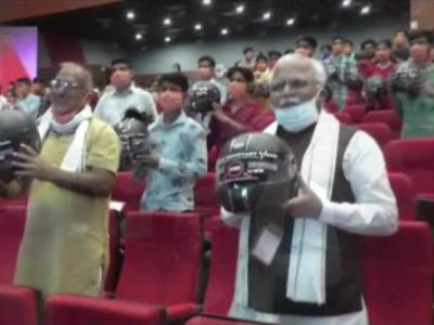 मनोहर लाल खट्टर ने कहा हेलमेट के कारण दुर्घटना होने पर बचने की संभावना 80 प्रतिशतक है। (फोटो सोर्स- एएनआई)