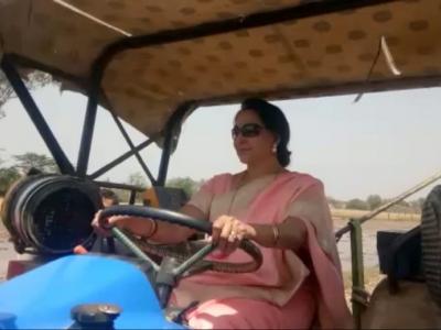 बीजेपी सांसद हेमा मालिनी ट्रैक्टर चलाते हुए। (फोटो- एएनआई)