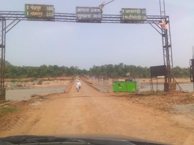 नक्सल इलाके में बनाये जा रहे नेशनल हाईवे के लिए भामरागढ़ के पास पर्लकोटा नदी पर नया पुल बनाया जा रहा है।