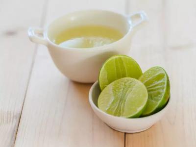 1 चम्मच शहद और 1 चम्मच नींबू का रस मिलाकर पैक तैयार कर लें