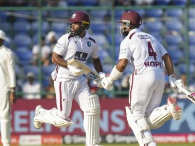 टेस्ट शतक बनाने वाले पहले वेस्टइंडीज़ ओपनर जॉन कैंपबेल?, छक्के लगाकर शतकीय पंच