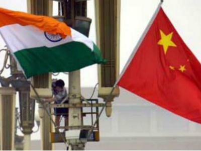 भारत और चीन का झंडा (फाइल फोटो)