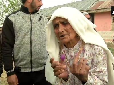 जम्मू-कश्मीर के बांदीपोरा में मतदान करने पहुंची 97 वर्षीय महिला लोगों के लिए आकर्षण का केंद्र रही। 