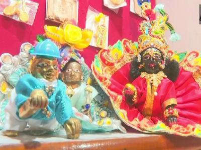 करोल बाग त्योहारों की खरीदारी के लिए एक लोकप्रिय बाज़ार है। यहाँ आपको पारंपरिक वस्त्र, आभूषण और जन्माष्टमी के लिए अन्य आवश्यक वस्तुएँ मिल जाएँगी। यह रेडीमेड वस्तुओं और अपनी सजावट या देवी-देवताओं की पोशाकें बनाने के लिए सामग्री, दोनों की तलाश के लिए एक अच्छी जगह है। | karaola-baaga-tayaohaaraon-kai-kharaidaarai-kae-laie-eka-laokaparaiya-baajaara-haai-yahaan-apakao-paaranparaika-vasatara-abhauusana-aura-janamaasatamai-kae-laie-anaya-avasayaka-vasatauen-maila-jaaengai-yaha-raedaimaeda-vasatauon-aura-apanai-sajaavata-yaa | Latest spirituality Photos at Lokmatnews.in