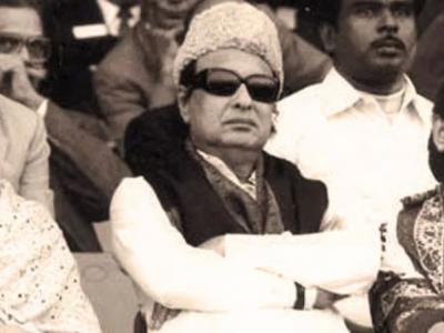 तस्वीर में सबसे जयललिता, एमजी रामचंद्रन और जानकी (सबसे दाएं) एक कार्यक्रम के दौरान (File Photo) तस्वीर में सबसे जयललिता, एमजी रामचंद्रन और जानकी (सबसे दाएं) एक कार्यक्रम के दौरान (File Photo)