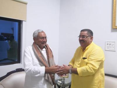 नीतीश कुमार से मुलाकात करते दिल्ली जदयू के अध्यक्ष दयानंद राय। <a href='https://www.lokmatnews.in/topics/nitish-kumar/'>नीतीश कुमार</a> से मुलाकात करते दिल्ली जदयू के अध्यक्ष दयानंद राय।