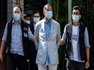 जिमी लाई (Jimmy Lai) को गिरफ्तार कर ले जाते अधिकारी (फोटो सोर्स- ट्विटर) जिमी लाई (Jimmy Lai) को गिरफ्तार कर ले जाते अधिकारी (फोटो सोर्स- ट्विटर)