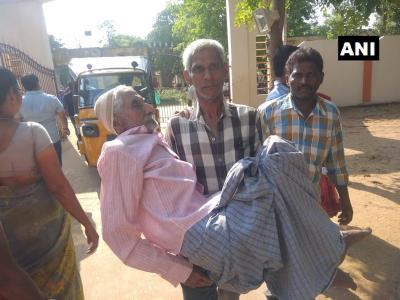 आंध्र प्रदेश के ईस्ट गोदावरी जिले में एक शख्स अपने बुजुर्ग पिता को गोद में लेकर पोलिंग स्टेशन पहुंचा। आंध्र प्रदेश में लोकसभा और विधानसभा के वोट एक साथ डाले गए।