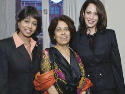 कमला हैरिस (Kamala Harris) अपनी मां श्यामला गोपालन और बहन माया हैरिस के साथ (फाइल फोटो)