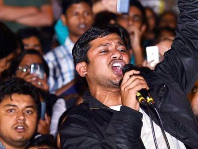2016 में जेएनयू में छात्रों के बीच कन्हैया कुमार 2016 में जेएनयू में छात्रों के बीच कन्हैया कुमार