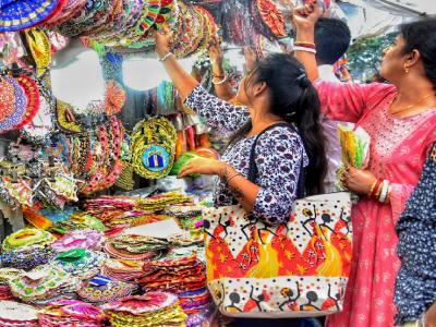 पारंपरिक और आधुनिक वस्तुओं के मिश्रण के लिए एक बेहतरीन विकल्प है। आपको देवी-देवताओं की पोशाकें, पूजा सामग्री और त्योहारों के लिए घर की सजावट का अच्छा संग्रह मिल जाएगा। लाजपत नगर अपने पारंपरिक परिधानों के लिए भी जाना जाता है और अपने लिए त्योहारों के लिए उपयुक्त पोशाक ढूँढ़ने के लिए यह एक बेहतरीन जगह है। | paaranparaika-aura-adhaunaika-vasatauon-kae-maisarana-kae-laie-eka-baehataraina-vaikalapa-haai-apakao-daevai-daevataaon-kai-paosaakaen-pauujaa-saamagarai-aura-tayaohaaraon-kae-laie-ghara-kai-sajaavata-kaa-acachaa-sangaraha-maila-jaaegaa-laajapata-nagara | Latest spirituality Photos at Lokmatnews.in