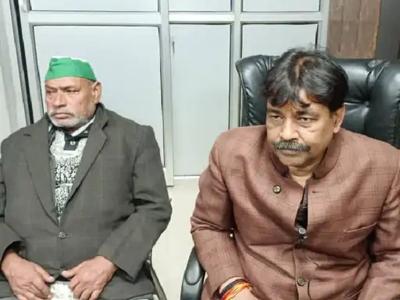 थप्पड़ मारनेवाले किसान के साथ भाजपा विधायक पंकज गुप्ता।