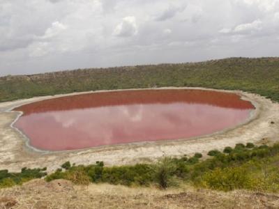 लोनार झील (Lonar lake) की तस्वीरें...जब उसके पानी का रंग लाल हो गया। लोनार झील (Lonar lake) की तस्वीरें...जब उसके पानी का रंग लाल हो गया।
