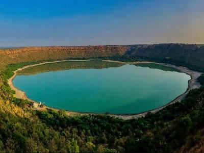 लोनार झील (Lonar lake) की तस्वीरें...जब उसके पानी का रंग सामान्य था। लोनार झील (Lonar lake) की तस्वीरें...जब उसके पानी का रंग सामान्य था।
