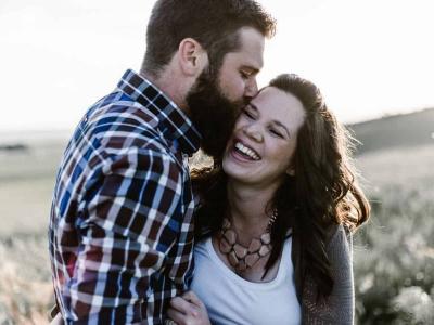 शादी के रिश्ते में प्यार का इजहार खाद की तरह काम करता है