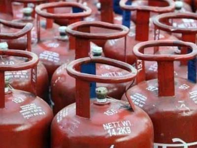 LPG cylinders without subsidy reduced by Rs 62.50 | गैस उपभोक्ताओं को राहत, बिना सब्सिडी वाले एलपीजी सिलेंडर के दाम घटे