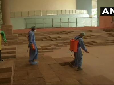 कोरोना संक्रमित विधायक के मतदान करने के बाद पूरे परिसर को सेनिटाइज किया गया। (फोटो सोर्स- एएनआई)