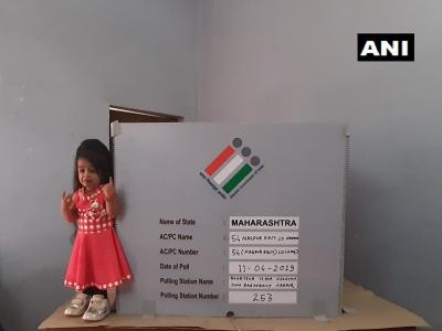 महाराष्ट्र के नागपुर में दुनिया की सबसे छोटी महिला ज्योति आमगे ने भी वोट मतदान किया।