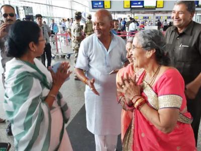 पीएम मोदी की पत्नी जशोदाबेन (दाएं) के साथ पश्चिम बंगाल की सीएम ममता बनर्जी। (सोर्स - सोशल मीडिया)
