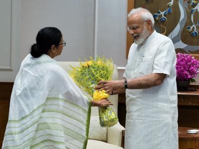 प्रधानमंत्री <a href='https://www.lokmatnews.in/topics/narendra-modi/'>नरेंद्र मोदी</a> को फूलों का गुलदस्ता देतीं पश्चिम बंगाल की सीएम ममता बनर्जी। (फोटो- एएनआई)