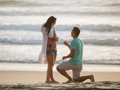 किसी रोमांटिक जगह पर प्रेमिका के साथ खूबसूरत पल आपके मैरिज प्रपोजल को हमेशा के लिए खूबसूरत याद बना देंगे किसी रोमांटिक जगह पर प्रेमिका के साथ खूबसूरत पल आपके मैरिज प्रपोजल को हमेशा के लिए खूबसूरत याद बना देंगे