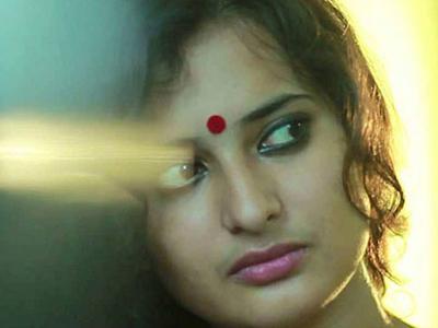 वह एक भोजपुरी फिल्म की शूटिंग के सिलसिले में मनियर जा रही थी। | vaha-eka-bhaojapaurai-phailama-kai-sauutainga-kae-sailasailae-maen-manaiyara-jaa-rahai-thai | Latest bollywood Photos at Lokmatnews.in