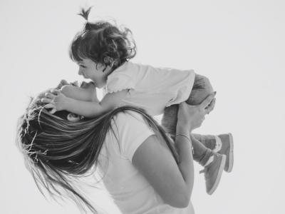 जन्म के बाद से ही मां ही होती है जो हमें बैठना, चलना और बोलना सिखाती है जन्म के बाद से ही मां ही होती है जो हमें बैठना, चलना और बोलना सिखाती है