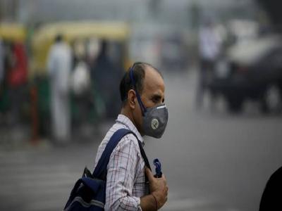 N95 मास्क पहने हुए शख्स (प्रतीकात्मक तस्वीर)