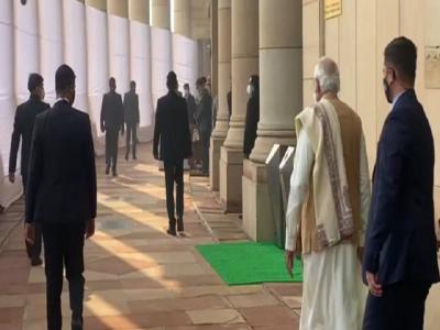 संसद पहुंचे पीएम नरेंद्र मोदी