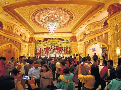 कोलकाता में मां दुर्गा का 10 करोड़ के सोने-चांदी के गहनों से किया श्रृंगार कोलकाता में <a href='https://www.lokmatnews.in/topics/maa-durga/'>मां दुर्गा</a> का 10 करोड़ के सोने-चांदी के गहनों से किया श्रृंगार