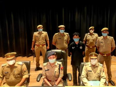 आरोपी की गिरफ्तारी के बाद की तस्वीर ( तस्वीर स्त्रोत- नोएडा पुलिस) 