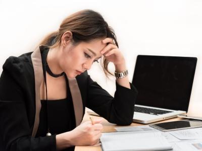 कामकाज के बोझ तले रिश्ते दम तोड़ने लगते हैं कामकाज के बोझ तले रिश्ते दम तोड़ने लगते हैं