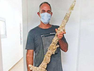 गोताखोर श्लोमी काटज़िन तलवार के साथ। (निर डिस्टेल्ड/इज़राइल पुरावशेष प्राधिकरण) गोताखोर श्लोमी काटज़िन तलवार के साथ। (निर डिस्टेल्ड/इज़राइल पुरावशेष प्राधिकरण)