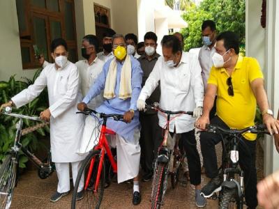 कर्नाटक के पूर्व मुख्यमंत्री सिद्धारमैया सहित अन्य कार्यकर्ता साइकिल मार्च निकालते हुए