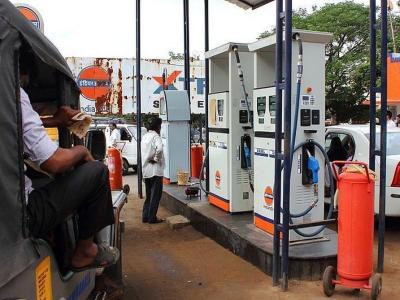 CNG and LPG Price Hike Signs by 8 to 12 rupees per kg | cng-and-lpg-price-hike-signs-by-8-to-12-rupees-per-kg | Latest india Photos at Lokmatnews.in