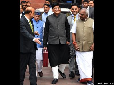 बज़ट 2019 पेश करने जाते वित्त मंत्री पीयूष गोयल और उनके साथ वित्त राज्य मंत्री शिव प्रताप शुक्ल (आसमानी जैकेट में)