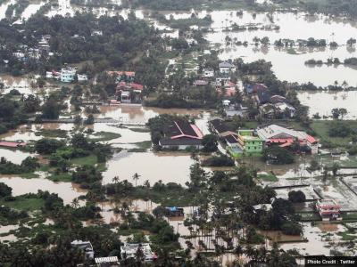गौरतलब है कि केरल में आई भीषण बाढ़ से राज्य में हाहाकार मचा हुआ है। | gaauratalaba-haai-kai-kaerala-maen-ai-bhaisana-baadha-sae-raajaya-maen-haahaakaara-macaa-haua-haai | Latest india Photos at Lokmatnews.in