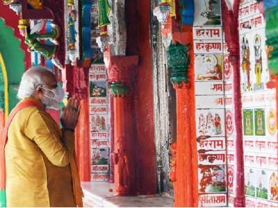 प्रधानमंत्री नरेंद्र मोदी हनुमानगढ़ी में पूजा करते हुए (फाइल फोटो) प्रधानमंत्री नरेंद्र मोदी हनुमानगढ़ी में पूजा करते हुए (फाइल फोटो)