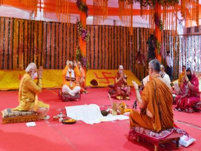 राम जन्मभूमि मंदिर में पूजा करते पीएम मोदी (फाइल फोटो) राम जन्मभूमि मंदिर में पूजा करते पीएम मोदी (फाइल फोटो)