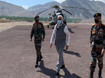 पीएम मोदी लेह में। (तस्वीर DD News)