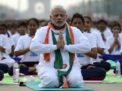 प्रधानमंत्री नरेंद्र मोदी योगा करते हुए (फाइल फोटो) 