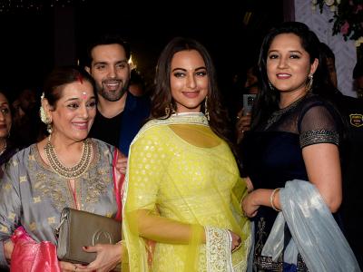 अपनी मम्मी के साथ नजर आईं सोनाक्षी सिन्हा | apanai-mamamai-kae-saatha-najara-ain-saonaakasai-sainahaa | Latest bollywood Photos at Lokmatnews.in अपनी मम्मी के साथ नजर आईं सोनाक्षी सिन्हा | apanai-mamamai-kae-saatha-najara-ain-saonaakasai-sainahaa | Latest bollywood Photos at Lokmatnews.in