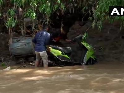 पुणे: बाढ़ के कारण जन जीवन अस्त व्यस्त हो गया है। (फोटो- एएनआई)