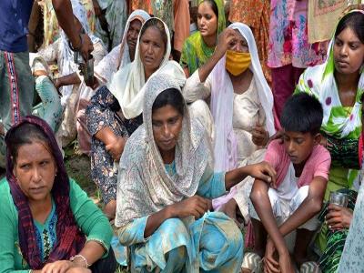 पंजाब जहरीली शराब कांड: मृतक के शोक मनाते परिवार वाले पंजाब जहरीली शराब कांड: मृतक के शोक मनाते परिवार वाले