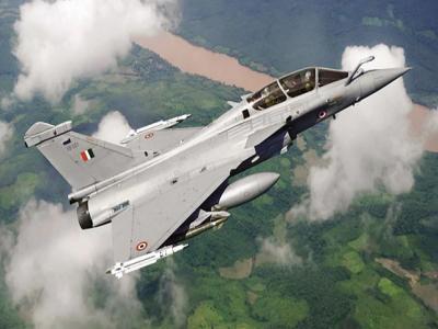 <a href='https://www.lokmatnews.in/topics/rafale-fighter-jets/'>राफेल फाइटर जेट</a>, जो आज भारत के अंबाला में लैंड करेगा।