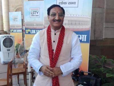 मानव संसाधन विकास मंत्री रमेश पारेखरियाल निशंक ने एनसीईआरटी को निर्देश दिए हैं। (फाइल फोटो) मानव संसाधन विकास मंत्री रमेश पारेखरियाल निशंक ने एनसीईआरटी को निर्देश दिए हैं। (फाइल फोटो)