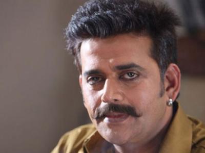 भोजपुरी अभिनेता रवि किशन ने 2014 का लोकसभा चुनाव कांग्रेस के टिकट पर जौनपुर से लड़ा था। भोजपुरी अभिनेता <a href='https://www.lokmatnews.in/topics/ravi-kishan/'>रवि किशन</a> ने 2014 का <a href='https://www.lokmatnews.in/topics/lok-sabha-elections/'>लोकसभा चुनाव</a> कांग्रेस के टिकट पर जौनपुर से लड़ा था।