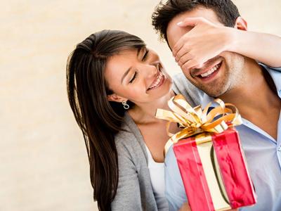 आप चाहें तो उनकी पसंद का कोई गिफ्ट खरीद लें आप चाहें तो उनकी पसंद का कोई गिफ्ट खरीद लें